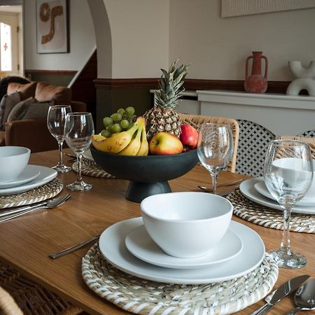 4-Bed Cotswold Getaway With Hot Tub & Gaming Room Churchdown ภายนอก รูปภาพ