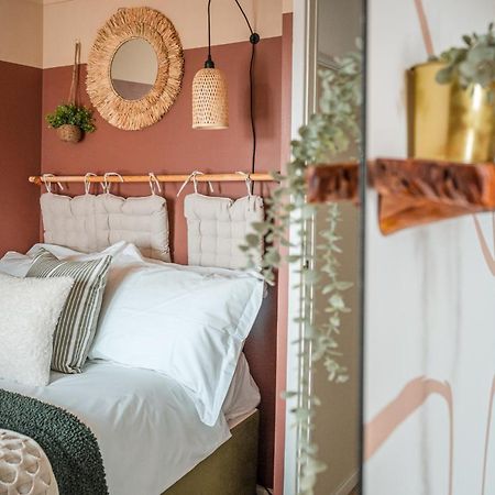 4-Bed Cotswold Getaway With Hot Tub & Gaming Room Churchdown ภายนอก รูปภาพ