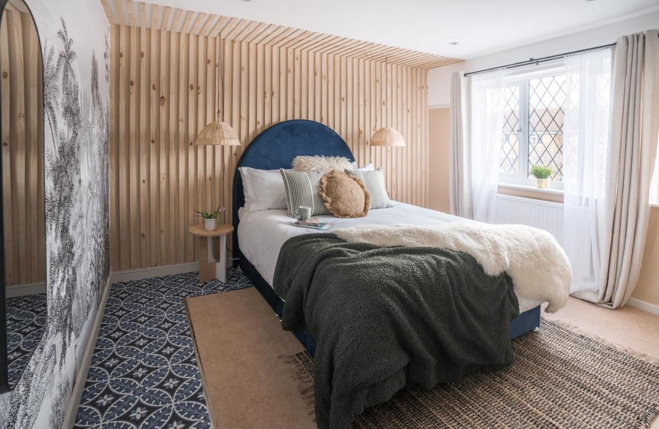 4-Bed Cotswold Getaway With Hot Tub & Gaming Room Churchdown ภายนอก รูปภาพ
