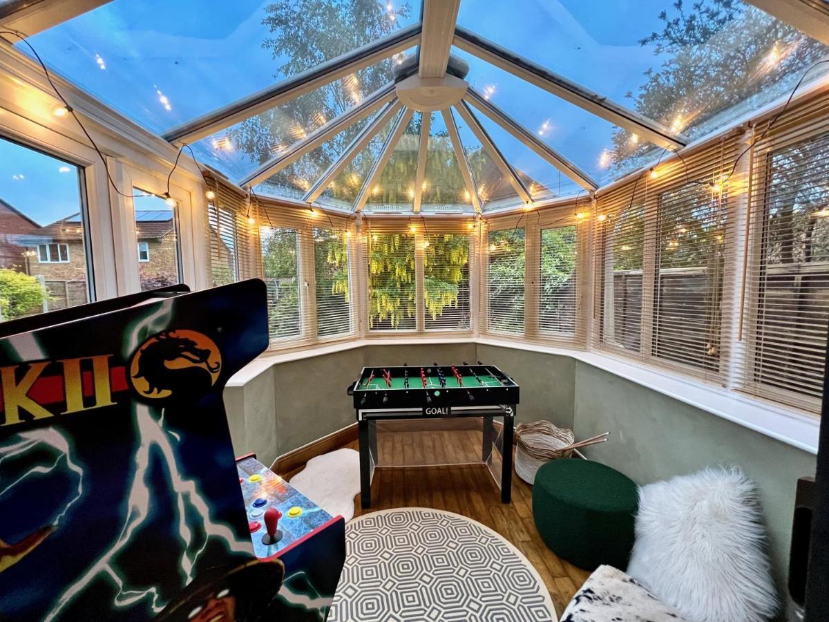 4-Bed Cotswold Getaway With Hot Tub & Gaming Room Churchdown ภายนอก รูปภาพ
