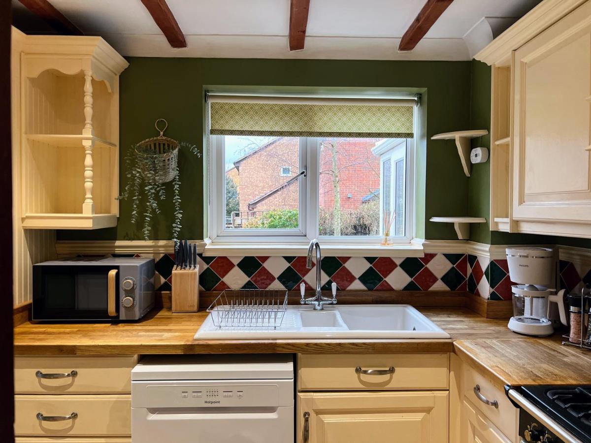 4-Bed Cotswold Getaway With Hot Tub & Gaming Room Churchdown ภายนอก รูปภาพ