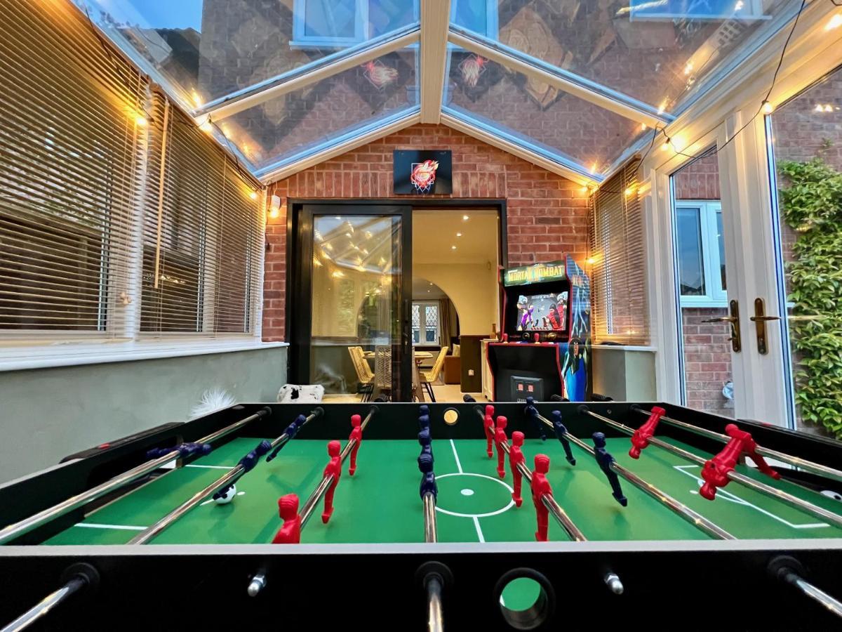 4-Bed Cotswold Getaway With Hot Tub & Gaming Room Churchdown ภายนอก รูปภาพ