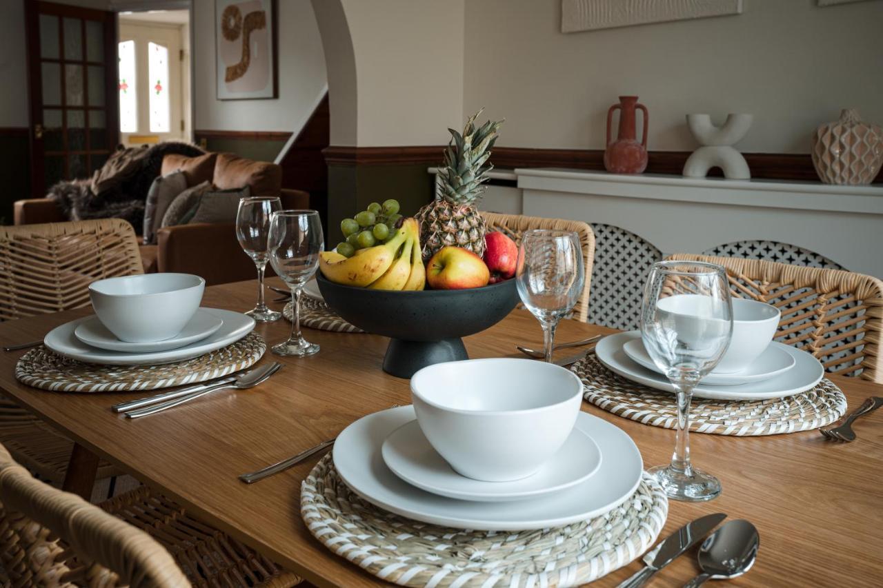 4-Bed Cotswold Getaway With Hot Tub & Gaming Room Churchdown ภายนอก รูปภาพ