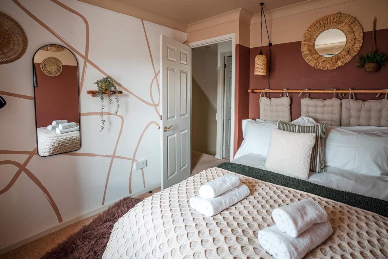 4-Bed Cotswold Getaway With Hot Tub & Gaming Room Churchdown ภายนอก รูปภาพ