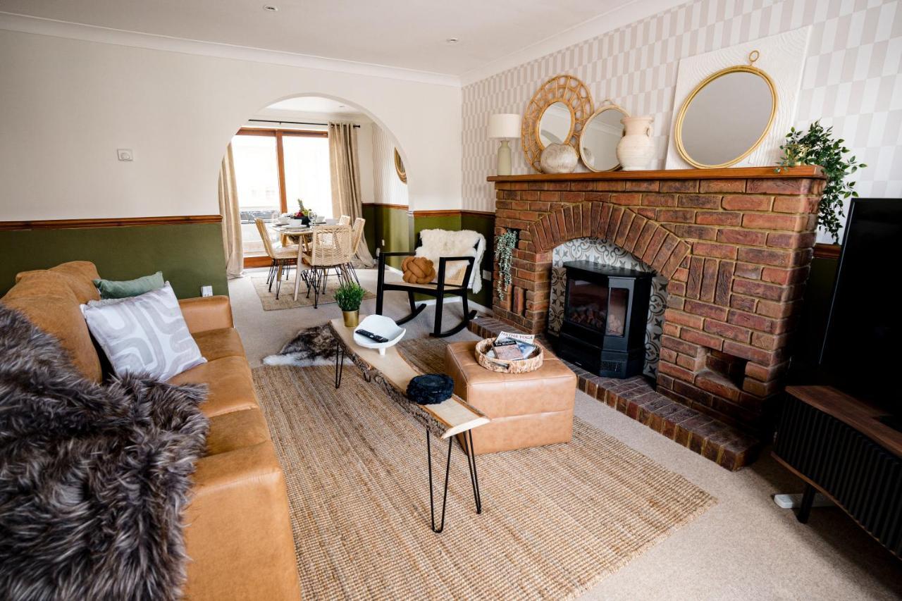 4-Bed Cotswold Getaway With Hot Tub & Gaming Room Churchdown ภายนอก รูปภาพ
