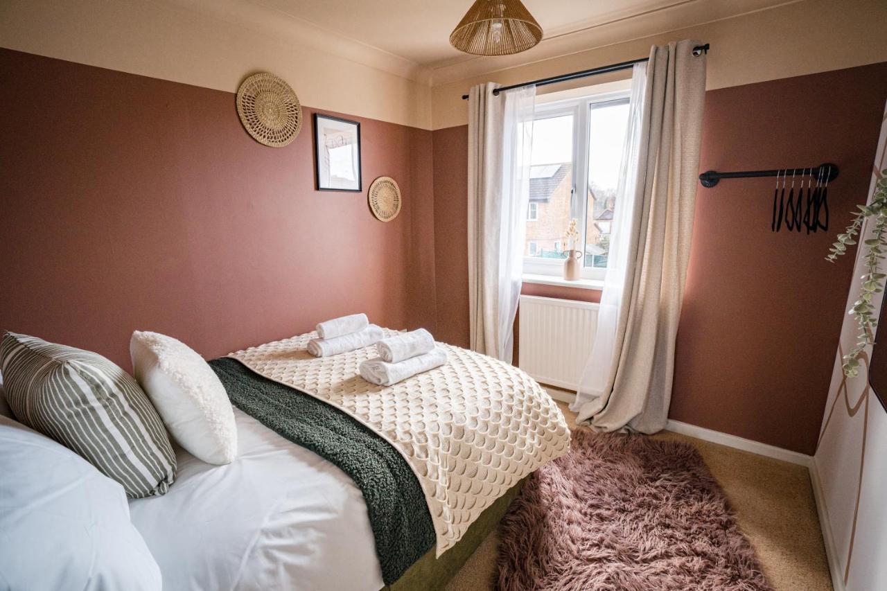 4-Bed Cotswold Getaway With Hot Tub & Gaming Room Churchdown ภายนอก รูปภาพ