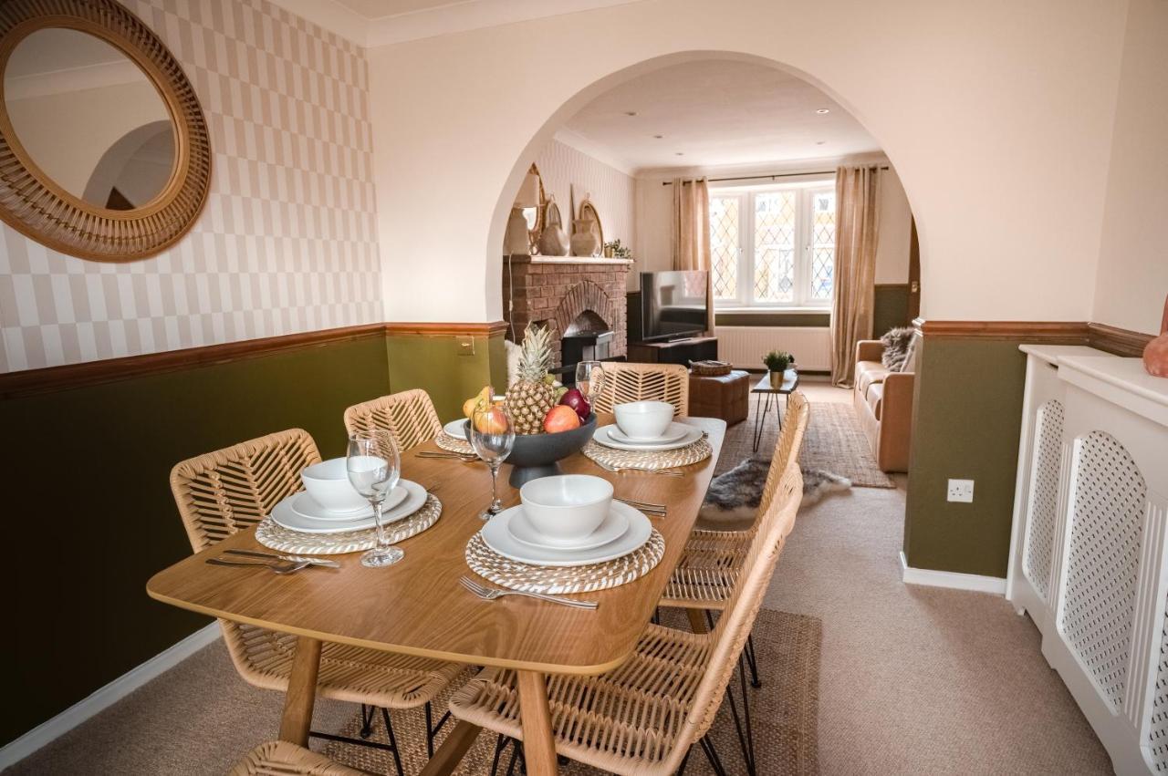 4-Bed Cotswold Getaway With Hot Tub & Gaming Room Churchdown ภายนอก รูปภาพ