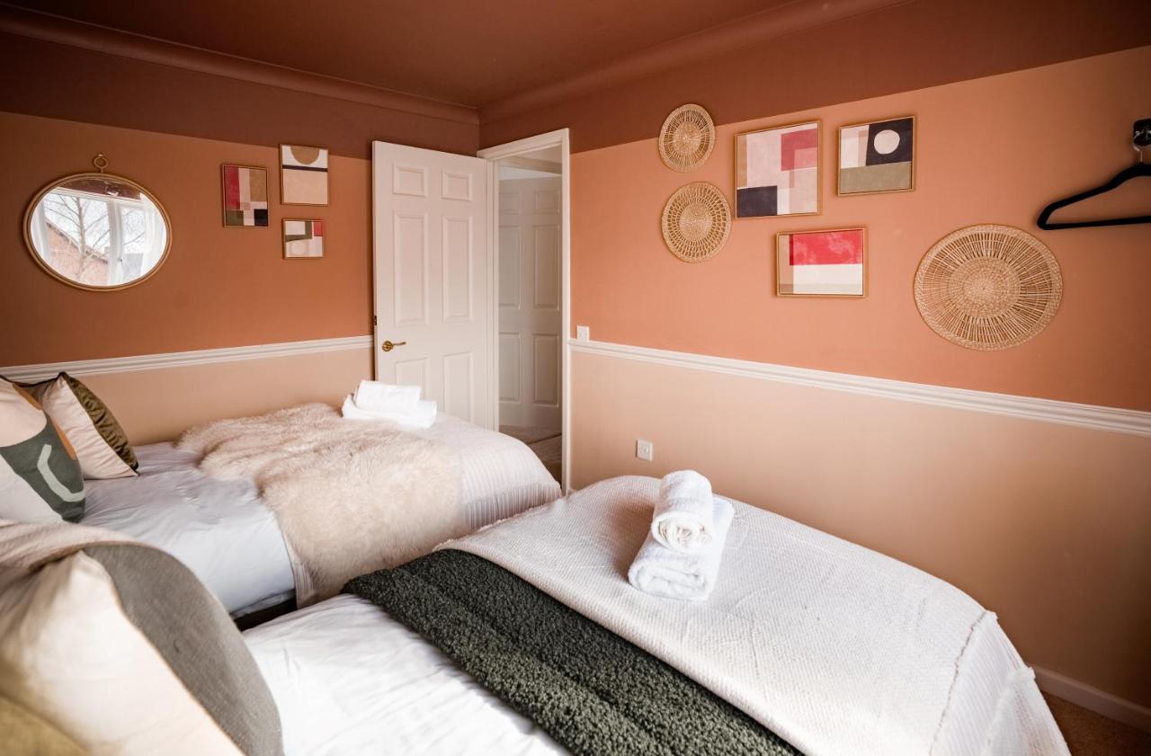 4-Bed Cotswold Getaway With Hot Tub & Gaming Room Churchdown ภายนอก รูปภาพ