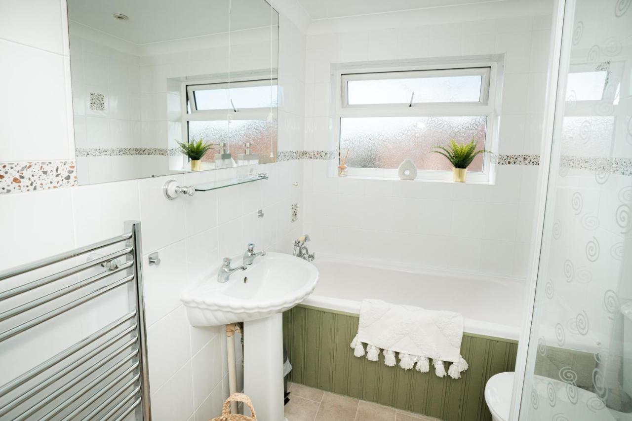 4-Bed Cotswold Getaway With Hot Tub & Gaming Room Churchdown ภายนอก รูปภาพ