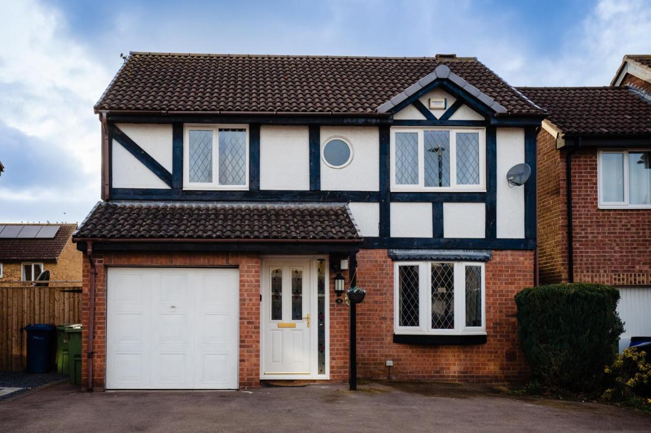 4-Bed Cotswold Getaway With Hot Tub & Gaming Room Churchdown ภายนอก รูปภาพ