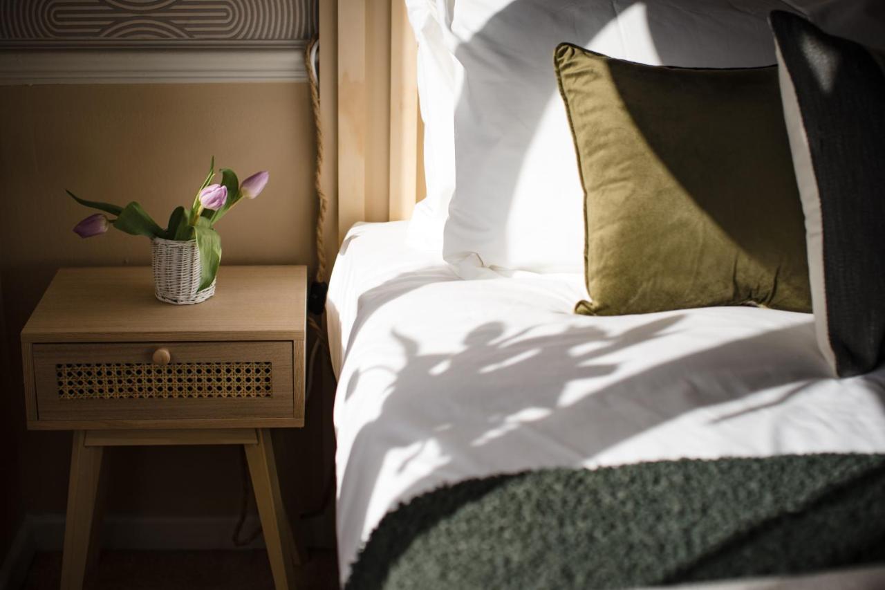 4-Bed Cotswold Getaway With Hot Tub & Gaming Room Churchdown ภายนอก รูปภาพ