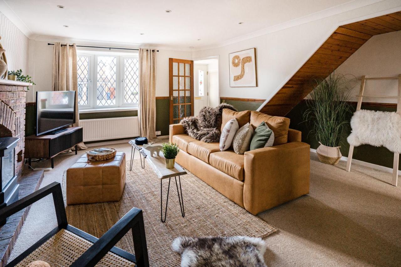 4-Bed Cotswold Getaway With Hot Tub & Gaming Room Churchdown ภายนอก รูปภาพ