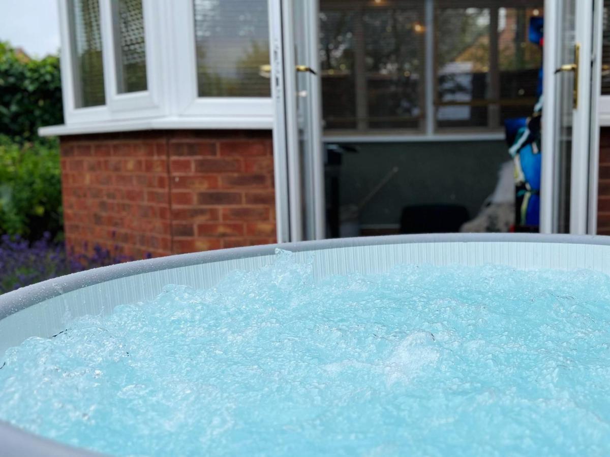 4-Bed Cotswold Getaway With Hot Tub & Gaming Room Churchdown ภายนอก รูปภาพ