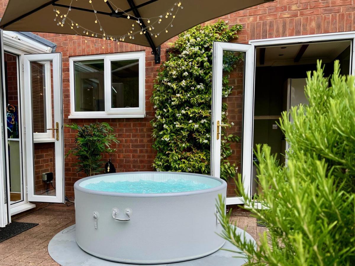 4-Bed Cotswold Getaway With Hot Tub & Gaming Room Churchdown ภายนอก รูปภาพ
