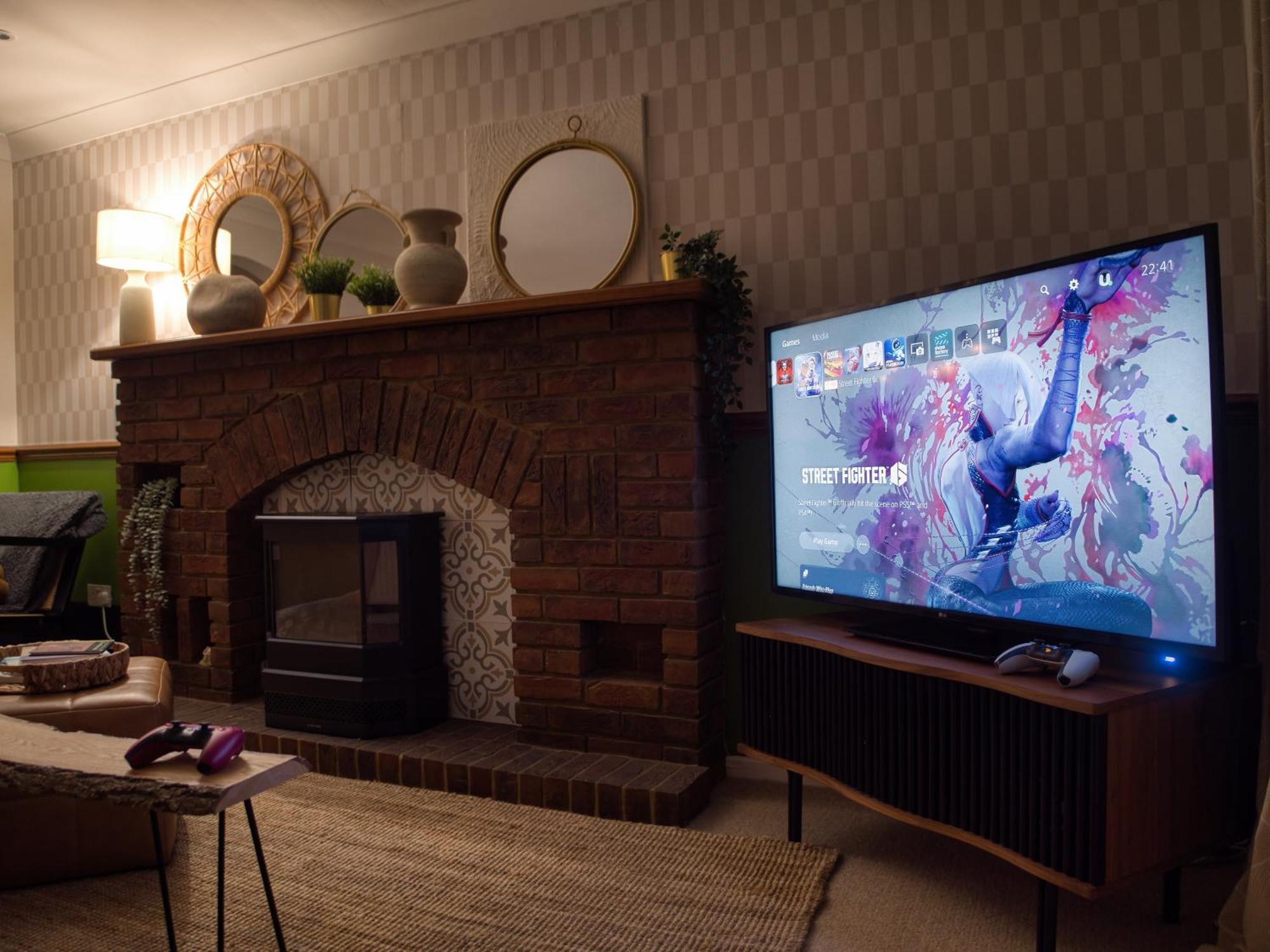 4-Bed Cotswold Getaway With Hot Tub & Gaming Room Churchdown ภายนอก รูปภาพ