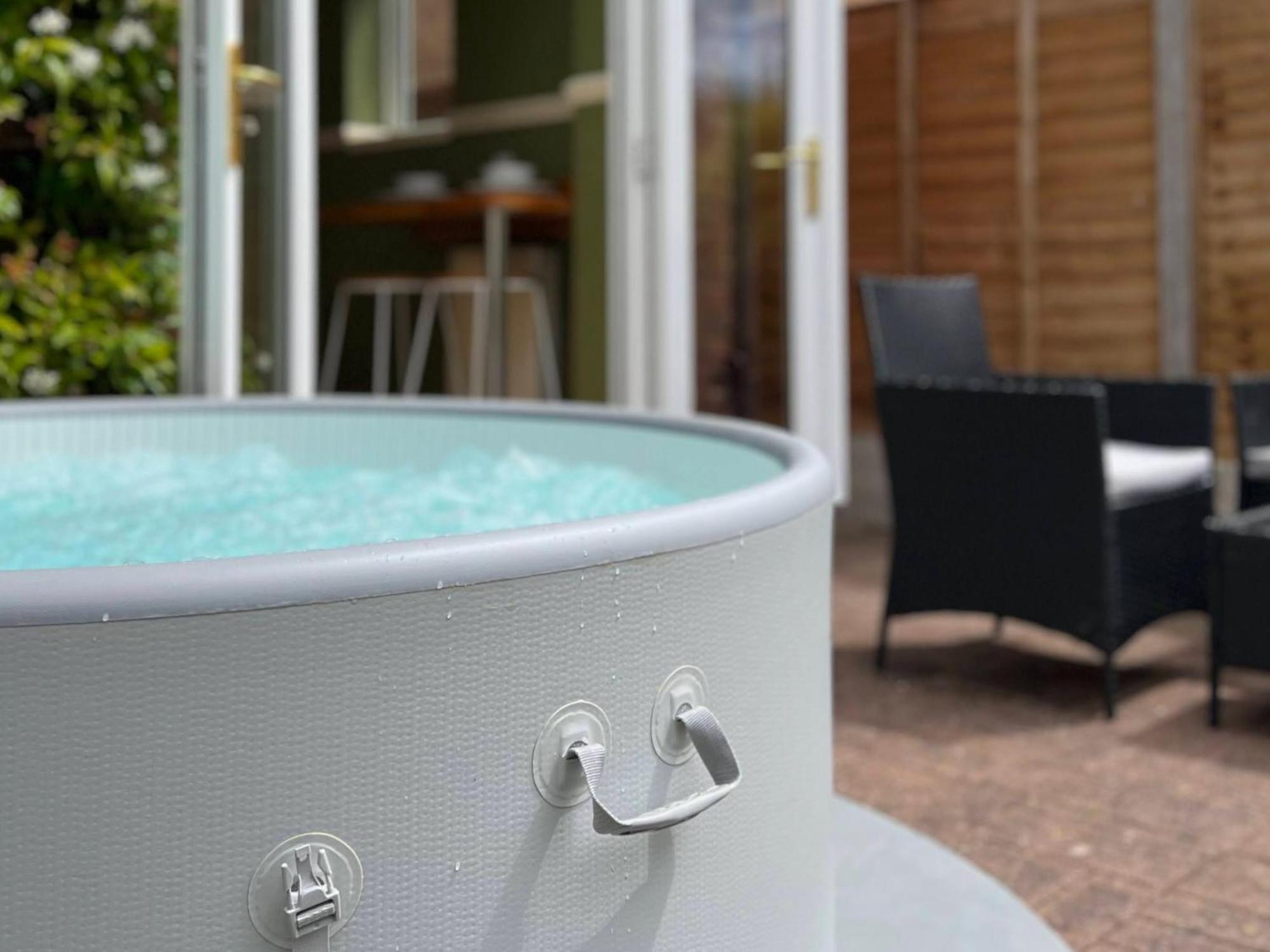 4-Bed Cotswold Getaway With Hot Tub & Gaming Room Churchdown ภายนอก รูปภาพ
